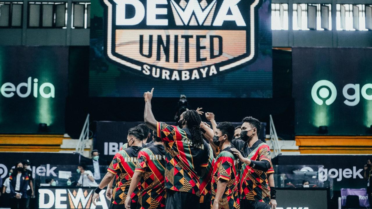 Aksi pemain Dewa United di IBL 2022