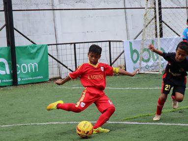 Seorang anak tampak ingin membuang bola saat berlaga pada Liga Bola Indonesia di Lapangan Sabnani Park, Jakarta, Sabtu (8/10/2016). Memasuki pekan keempat persaingan antar tim semakin sengit. (Bola.com/Liga Bola Indonesia)
