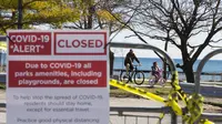 Warga bersepeda di dekat taman yang ditutup di Toronto, Kanada, Kamis (2/4/2020). Hingga Kamis (2/4/2020) pagi waktu setempat, Kanada melaporkan 10.132 kasus virus corona COVID-19 dengan jumlah kematian meningkat menjadi 127 jiwa. (Xinhua/Zou Zheng)