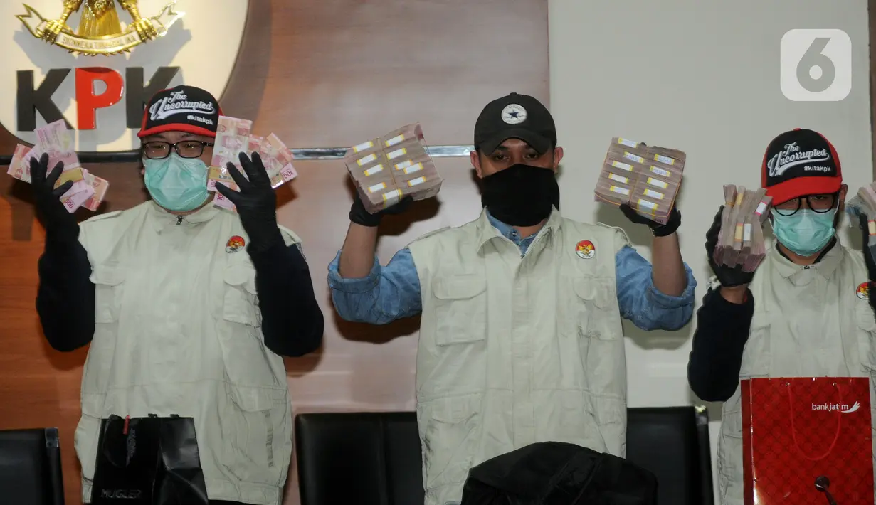 Penyidik KPK menunjukkan barang bukti uang Rp 1 miliar yang merupakan hasil operasi tangkap tangan (OTT) di Sidoarjo di Gedung KPK, Jakarta, Rabu (8/1/2020). (merdeka.com/Dwi Narwoko)