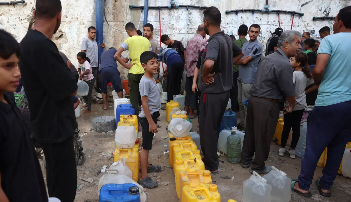 Krisis air bersih disebabkan hancurnya sumber-sumber dan fasilitas air bersih akibat agresi militer Israel. (BASHAR TALEB/AFP)