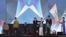 Perwakilan dari China menerima bendera pada upacara penutupan Asian Para Games di Stadion Madya Senayan, Jakarta, Sabtu (13/10).(Bola.com/Vitalis Yogi Trisna)