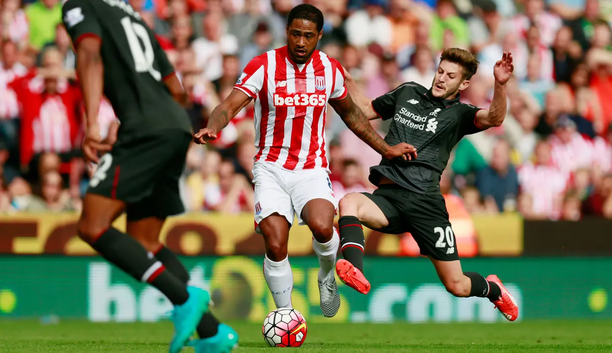 Bek Stoke, Glen Johnson berusaha membawa dari kejaran gelandang Liverpool, Adam Lallana pada Liga Premier Inggris di Britannia Stadium, Minggu (9/8/2015).Liverpool menang atas Stoke City dengan skor 1-0. (Reuters/Jason Cairnduff)
