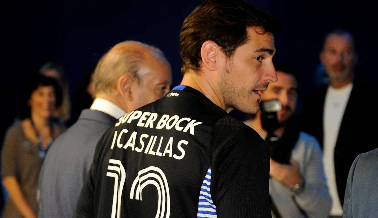 Iker Casillas dengan no. 12 di punggungnya saat berkunjung ke Museum FC Porto di Stadion Dragao, Porto, Portugal. (14/7/2015). (AP Photo/Paulo Duarte)