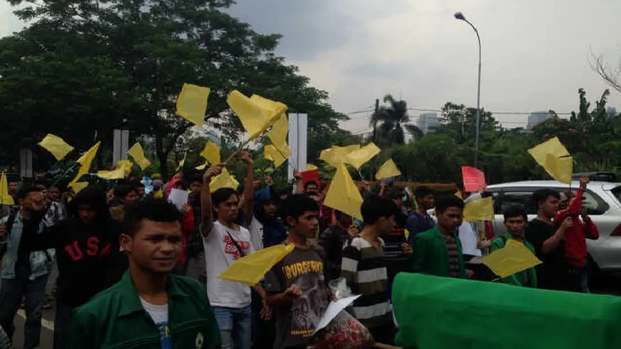 Bawa Bendera Kuning dan Keranda, Mahasiswa Kepung' Kantor Menpora
