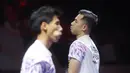 Ganda putra Indonesia Sabar Karyaman Gutama / Moh Reza Pahlevi Isfahani tak mampu menutupi kekecewaan setelah gagal meraih gelar juara Indonesia Open 2025. (Bola.com/M Iqbal Ichsan)