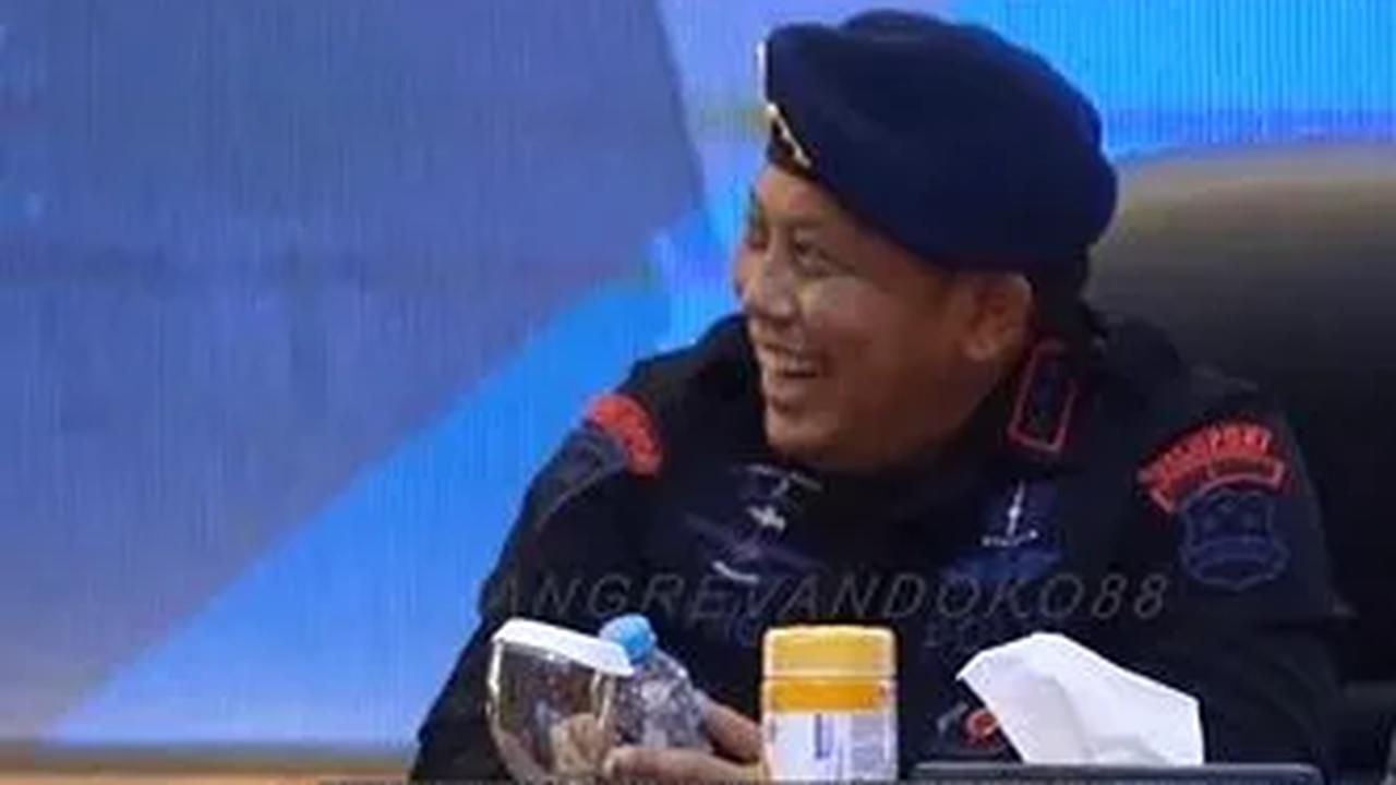 Sementara itu, Komjen Polisi Anang Revandoko tengah menjabat sebagai Komandan Korps Brimob Polri. Jenderal Bintang 3 Polri ini merupakan lulusan AKABRI tahun 1988 dan berpengalaman dalam bilang Brimob.<br>