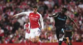 Gelandang Arsenal Kai Havertz berebut bola dengan bek Bayer Leverkusen Odilon Kossounou dalam duel pramusim 2024 di Emirates Stadium, Kamis (8/8/2024) dini hari WIB. (Adam Davy/PA via AP)