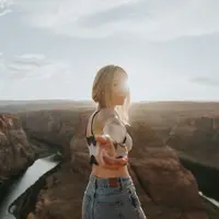 Liburan merupakan hal yang sedang digemari oleh anak muda karena dapat dilakukan untuk healing. (Foto: Unsplash.com/Katie Drazdauskaite)