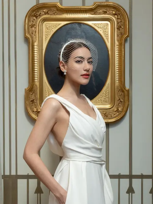 Berganti look, Kimberley Anne memulas wajahnya dengan lipstik merah dan smokey eye yang elegan [@kimmy_kimberley]