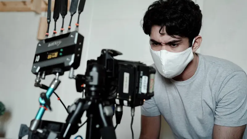 Reza Rahadian di lokasi syuting Sementara Selamanya. (Foto: Dok. Spasi Moving Image)