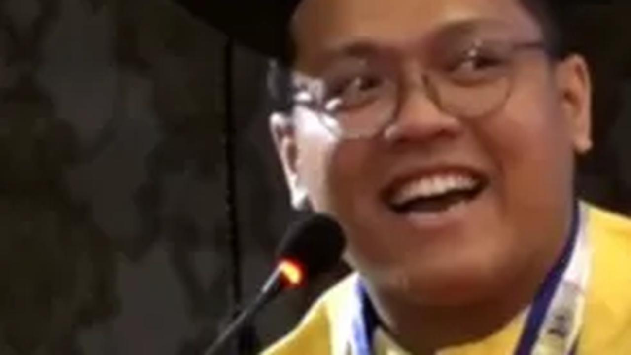Sang Rektor juga menanyakan judul skripsi wisudawan tersebut. "Skripsinya judulnya apa?," tanya Pak Rektor lagi.<br>