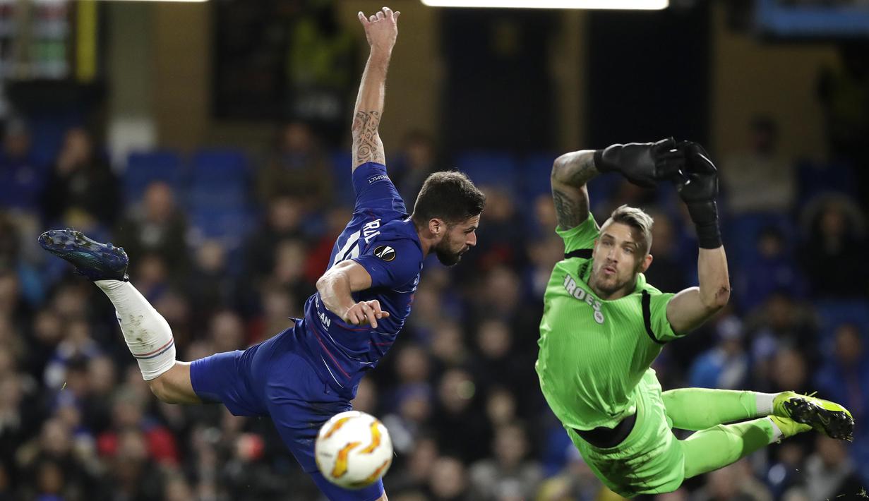 Striker Chelsea, Oliver Giroud, berusaha menyundul bola saat melawan PAOK Thessaloniki pada laga Liga Europa di Stadion Stamford Bridge, Kamis (29/11). Chelsea menang 4-0 atas PAOK Thessaloniki. (AP/Matt Dunham)