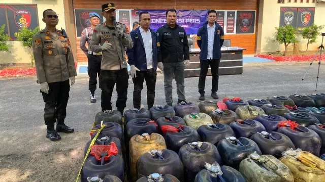 Praktik penimbunan solar bersubsidi di Kabupaten Way Kanan, Lampung modus barcode ganda dibongkar polisi.