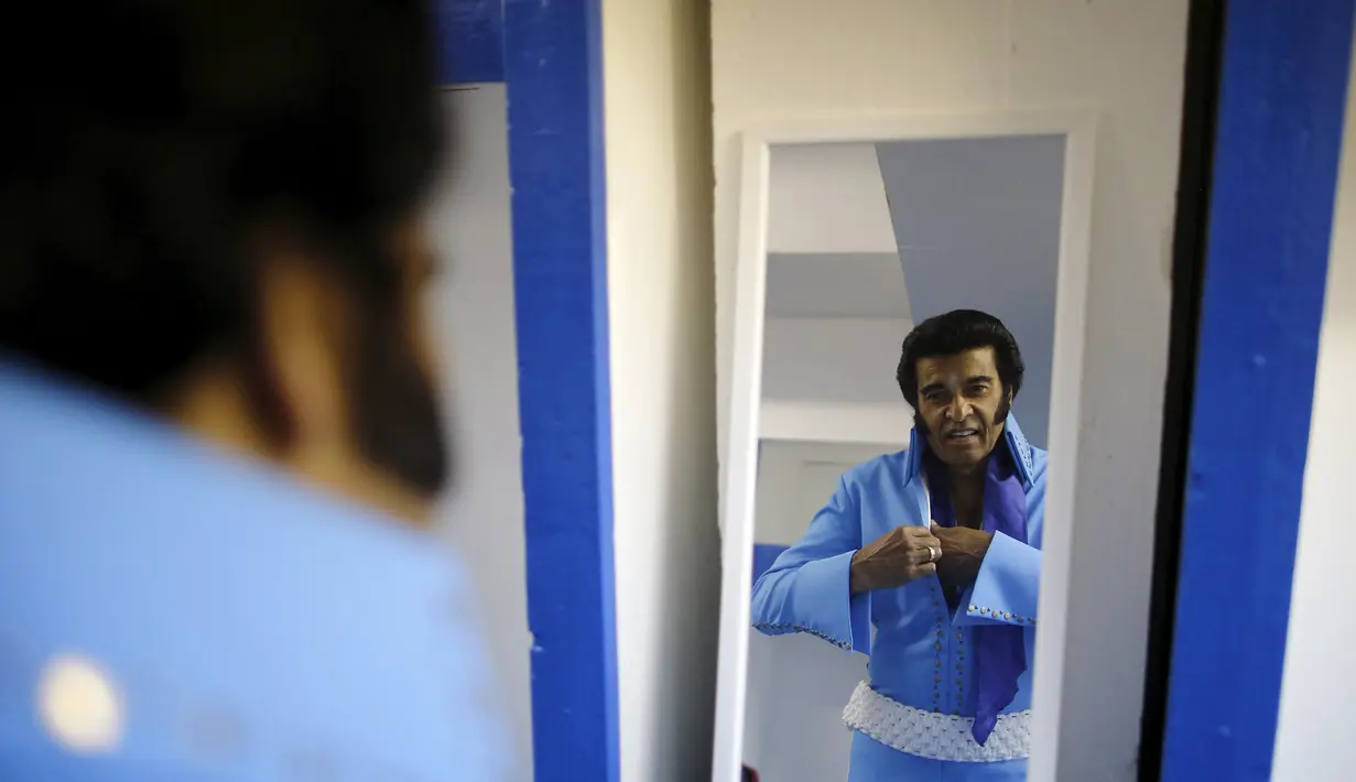 Robert Pooran, peserta Tribute to Elvis Presley bersiap di belakang panggung sebelum mengikuti kontes Collingwood Elvis Festival di Ontario, Kanada, 26 Juli 2015. Festival yang diikuti 120 tersebut berlangsung selama empat hari. (REUTERS/Chris Helgren)
