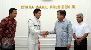 Pembalap Indonesia, Rio Haryanto (kedua kiri) saat menemui Wakil Presiden Jusuf Kalla di Istana Wapres, Jakarta, Senin (14/3/2016). Kedatangan Rio untuk meminta restu jelang laga perdana Formula 1, 20 Maret mendatang. (Liputan6.com/Helmi Fithriansyah) 