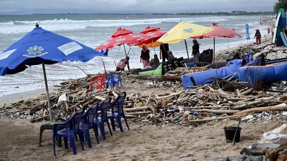 Ironis, Saat Libur Akhir Tahun Pantai Kuta Justru Dipenuhi Sampah Kiriman
