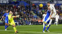 Pemain Real Madrid, Joselu (kanan) mencetak gol pertama timnya ke gawang Getafe pada laga lanjutan Liga Spanyol 2023/2024 di Coliseum Alfonso Perez stadium, Getafe, Spanyol, Jumat (02/02/2024) WIB. (AP Photo/Manu Fernandez)