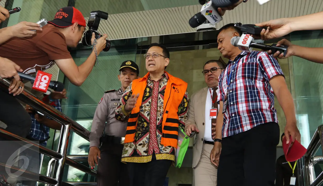 Mantan Ketua DPD, Irman Gusman berjalan keluar Gedung KPK, Jakarta, Selasa (11/10). Irman menolak diperiksa penyidik KPK karena sedang mengajukan praperadilan terhadap penetapan dirinya sebagai tersangka kasus kuota gula impor. (Liputan6.com/Helmi Afandi)