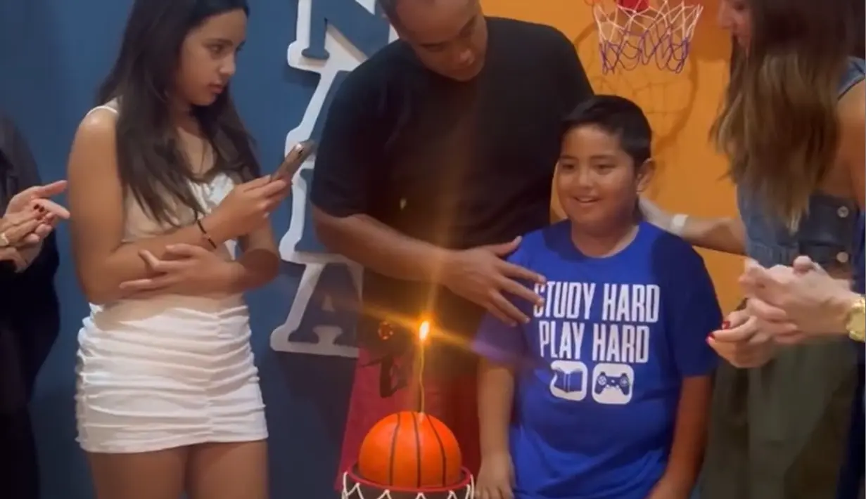 Mikha yang berusia 11 tahun itu mengenakan dress tanktop putih dan membuatnya makin terlihat dewasa. Sama dengan sang ibunda, rambut panjangnya juga dibiarkan tergerai. Netizen memujinya semakin cantik. [Instagram/ramadhaniabakrie]