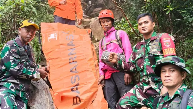 Tim Gabungan mengevakuasi korban pesawat ATR 400 di Makassar