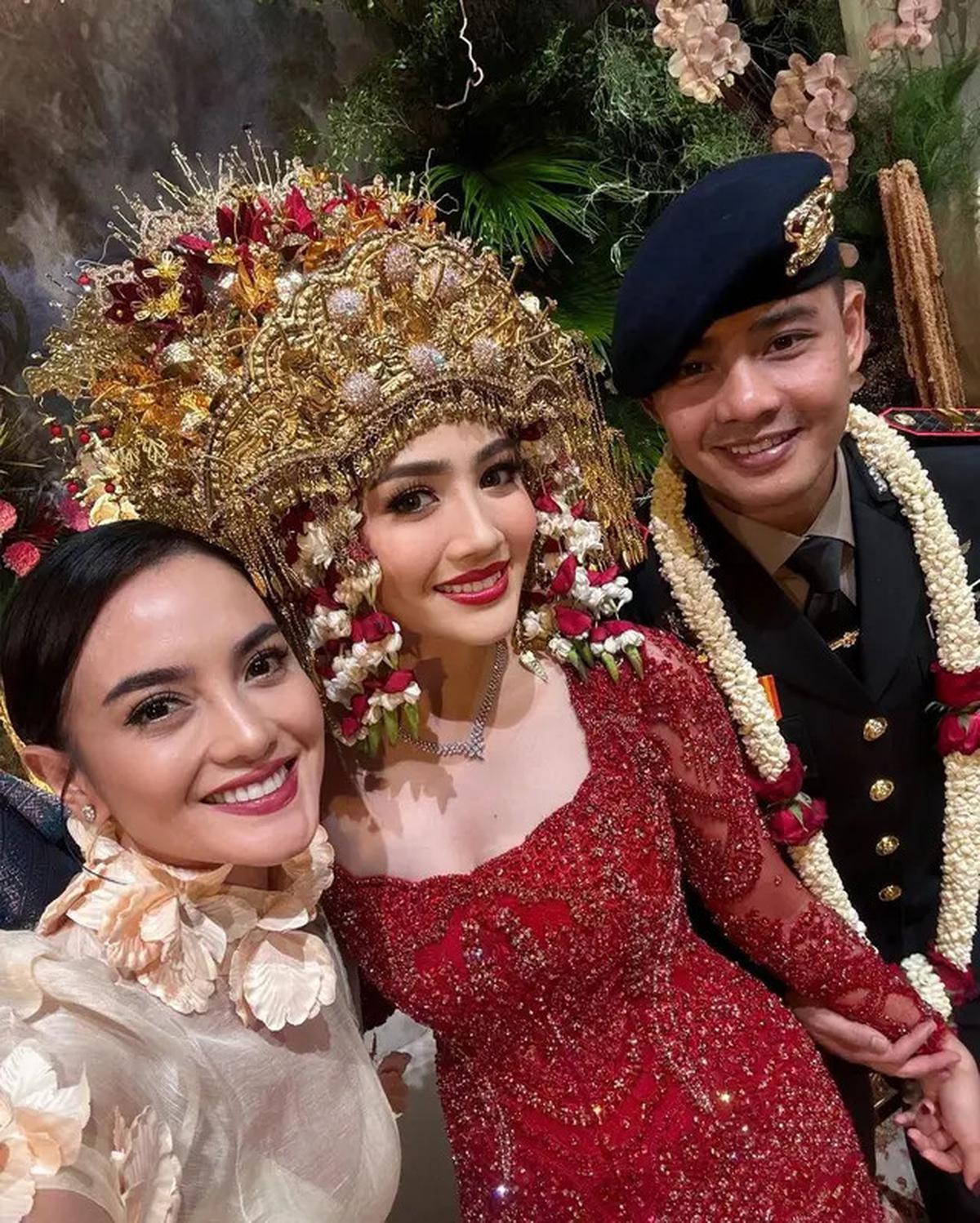 6 Pesona Glamor Febby Rastanty dalam Balutan Adat Palembang di Resepsi Pernikahan, Gemulai Menari Pagar Pengantin