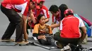 Tim medis menolong skateboarder Malaysia Christina Grace Lai yang cedera saat pemanasan jelang final taman putri Asian Games 2018 di Palembang, Rabu (29/8). Atlet 13 tahun itu terjatuh dengan posisi tertelungkup dan tak bisa bangun lagi. (Mohd RASFAN/AFP)