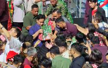 VIDEO: Ekspresi Gibran Didoakan Pendeta Bersama Umat Kristiani di Gereja Surakarta