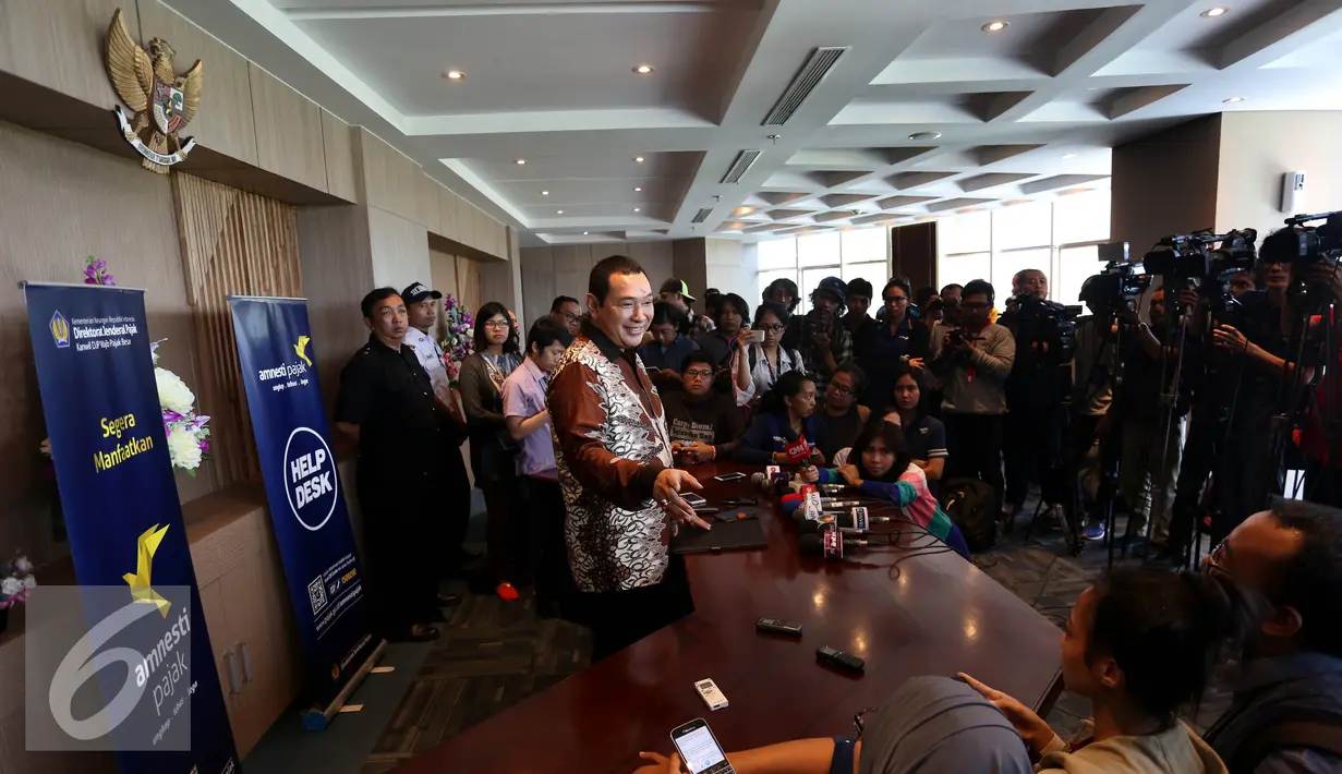 Tommy Soeharto memberikan keterangan saat datang di Kantor Pelayanan Pajak (KPP), Jakarta, Kamis (15/9). Kehadiran Tommy untuk mendaftarkan diri pada program pengampunan pajak (tax amnesty). (Liputan6.com/Johan Tallo)