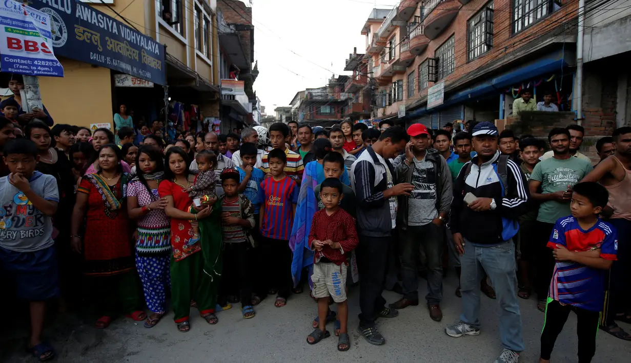 Warga menyaksikan penjinakan bom dari jarak aman di sekitar sebuah sekolah di Kathmandu, Nepal, Selasa (20/9). pihak kepolisian telah memperketat keamanan di sekitar sekolah di Kathmandu. (REUTERS/Navesh Chitrakar)