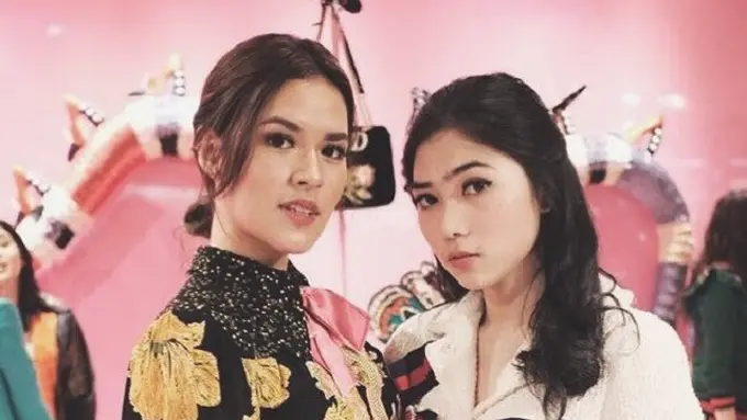 [Bintang] Seperti Perempuan Jepang, Cantiknya Raisa dan Isyana Sarasvati Berpose di bawah Pohon Sakura