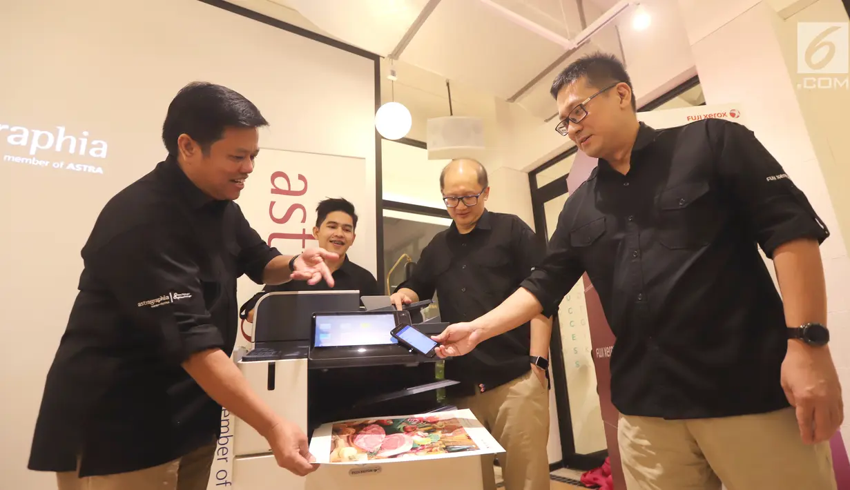 Direktur PT Astra Graphia Tbk Mangara Pangaribuan, EDS Product Manager Roma Romansyah, Chief Business Planning & Marketing King Iriawan dan Head of Product Marketing Rudy Sunarto pada peluncuran Fuji Xerox ApeosPort/DocuCentre-VII Series di Jakarta, (28/3). (Liputan6.com/HO/Dede)