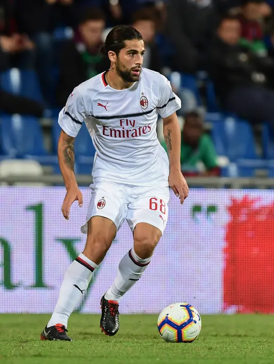 Bek AC Milan, Ricardo Rodriguez mengiring bola saat bertanding melawan Sassuolo pada lanjutan Liga Italia di Stadion Mapei, Reggio Emilia (30/9). AC Milan menang telak 4-1 atas Sassuolo berkat gol Kessie, Suso dan Castillejo.  (AFP Photo/Miguel Medina)