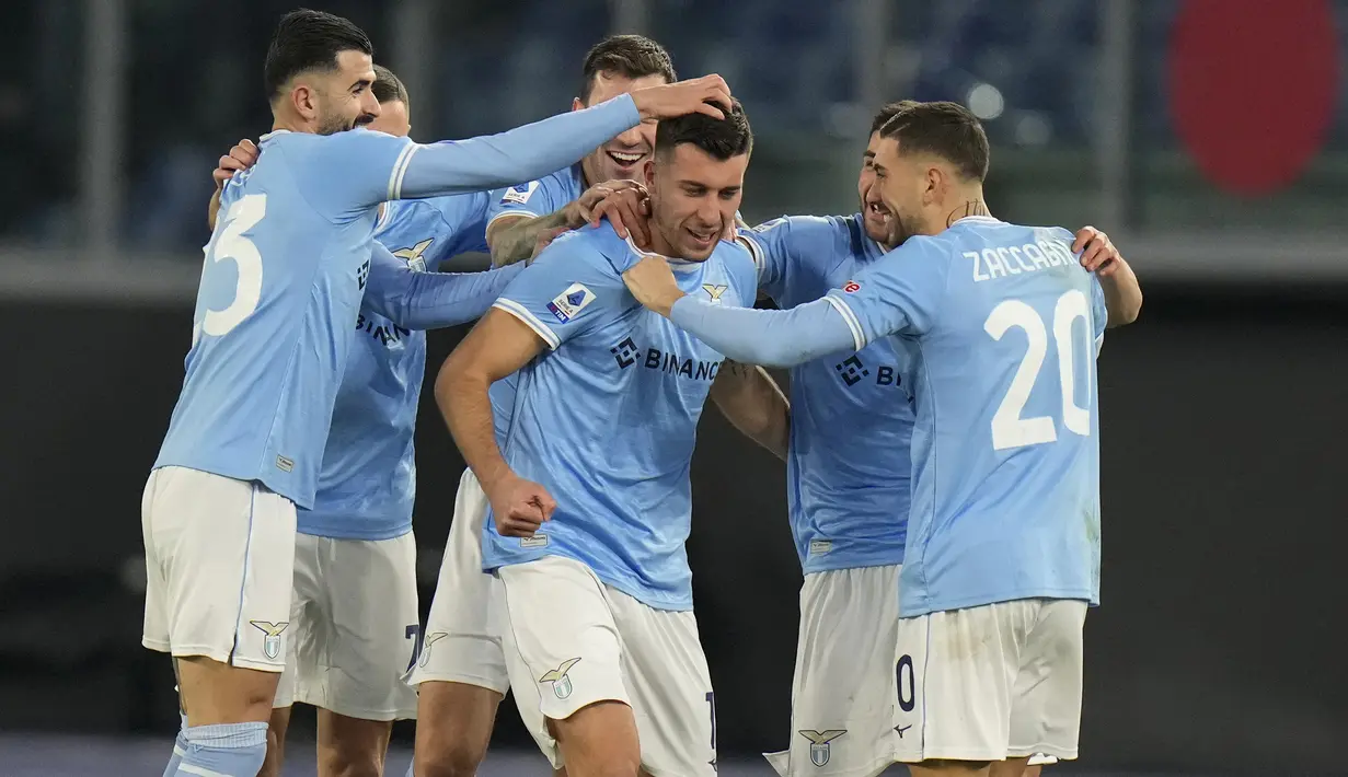 Lazio yang mendominasi jalannya laga sudah mampu menjebol gawang Fiorentina pada menit ke-8. Gol dicetak Nicolo Casale lewat tembakan keras setelah memaksimalkan umpan sepak pojok Luis Alberto. Skor 1-0 bertahan hingga babak pertama usai. (AP Photo/Alessandra Tarantino)