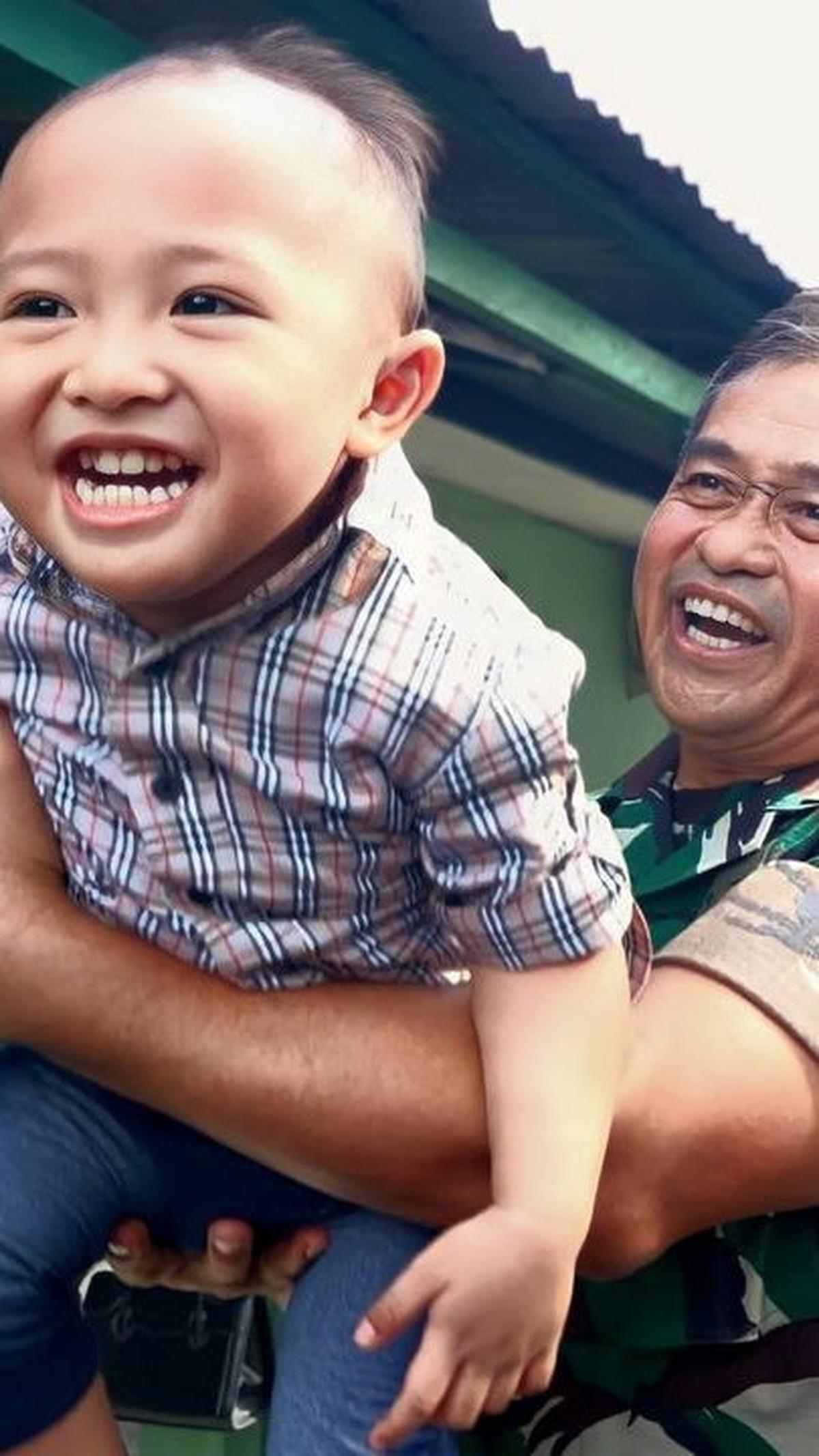 Dia juga sempat berinteraksi dengan anak-anak prajurit. Bahkan salah satu bocah laki-laki sempat digendongnya.