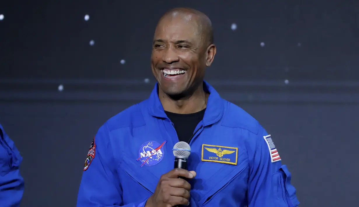 Sedangkan Victor Glover akan menjadi astronot kulit hitam pertama di salah satunya. Glover merupakan penerbang Angkatan Laut AS. Dia akan mengemudikan pesawat ruang angkasa Orion yang akan mengelilingi Bulan pada November 2024. (AP Photo/Michael Wyke)