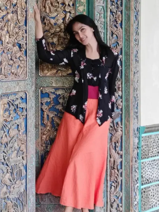 Nggak harus kain lilit, padu padan kebaya dan rok midi juga bisa beri kesan anggun. [Instaggram/maudykoesnaedi].