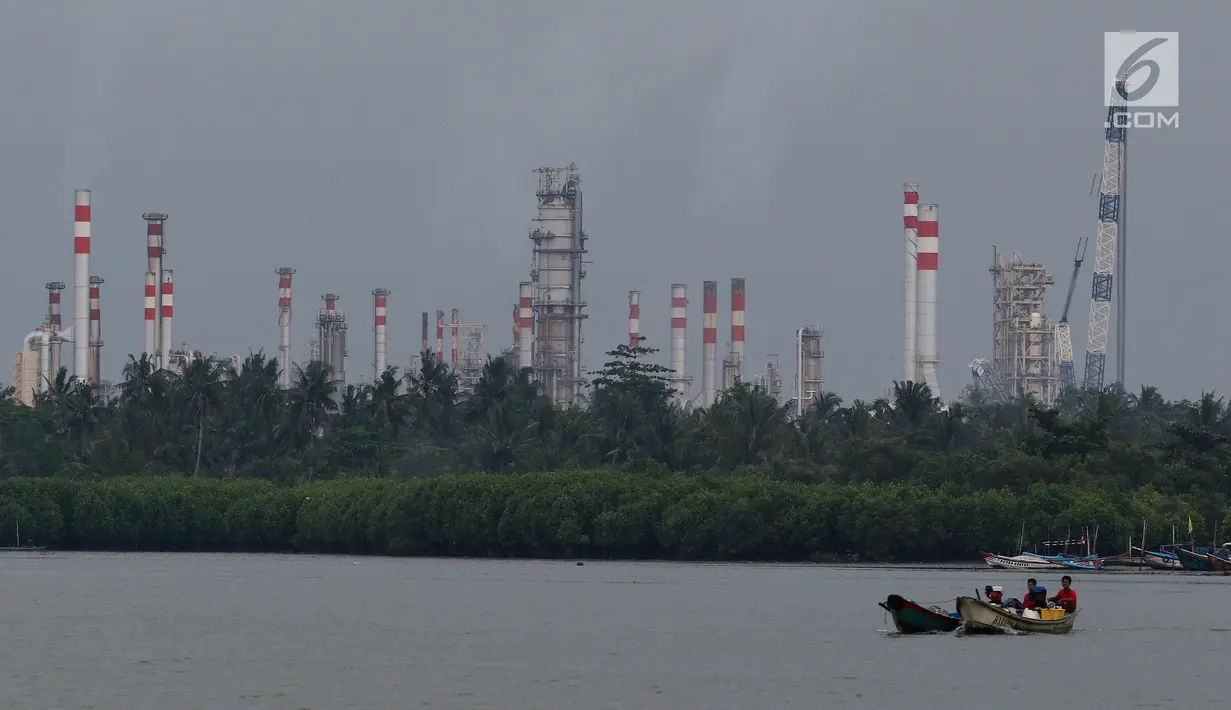 Kegiatan warga sekitar di dekat kilang minyak Pertamina Refenery Unit IV Cilacap, Rabu (7/2). Kilang Pertamina RU IV Cilacap berkapasitas produksi terbesar mencapai 348.000 barrel per hari. (Liputan6.com/JohanTallo)