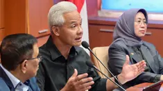 Calon presiden untuk pemilu 2024, Ganjar Pranowo (tengah) menjawab pertanyaan dari anggota Persatuan Wartawan Indonesia (PWI) selama pertemuan dengan anggota masyarakat di gedung Dewan Pers, Jakarta pada 30 November 2023. (BAY ISMOYO/AFP)