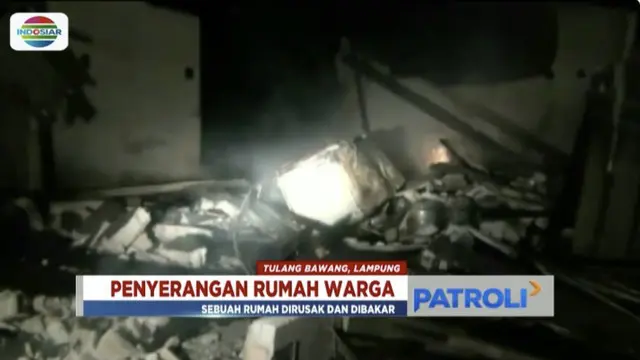 Ratusan warga Tulang Bawang, Lampung, merusak dan membakar rumah seorang pedagang asongan diduga pelaku pembunuhan.