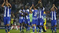 Para pemain FC Porto memberikan aplaus kepada pendukungnya usai menang 2-1 atas Chelsea pada laga kedua Grup G Liga Champions di Estadio Do Dragao, Rabu (30/9/2015) dini hari WIB. (Liputan6.com/Reuters / Rafael Marchante Livepic)