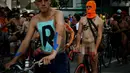 Sejumlah warga mengendarai sepeda dengan telanjang saat mengikuti World Naked Bike Ride di Guadalajara, Jalisco, Meksiko (17/6). (AFP Photo/Hector Guerrero)