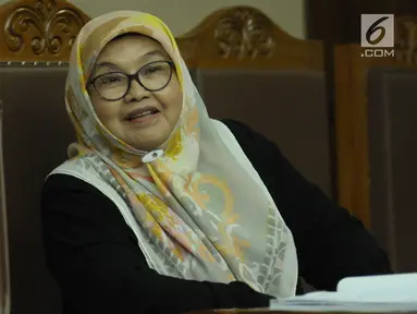 Mantan Menteri Kesehatan Siti Fadilah Supari saat menjalani sidang perdana PK kasus korupsi pengadaan alat kesehatan di Pengadilan Tipikor, Jakarta, Kamis (31/5). Sebelumnya, Siti Fadilah dipidana penjara empat tahun. (Liputan6.com/Helmi Fithriansyah)