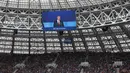 Presiden Rusia,  Vladimir Putin  saat memberikan sambutan pada pembukaan Piala Dunia 2018 di Luzhniki stadium, Moskow, Rusia, (14/6/2018). Rusia dan Arab Saudi tampil pada laga pembuka.  (AP/Pavel Golovkin)
