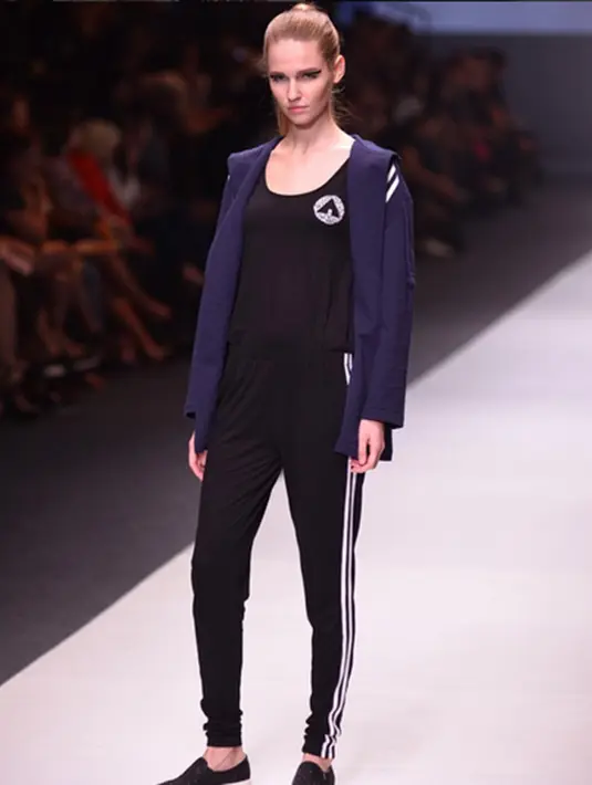 'One of the looks from our collaboration with Airwalk' ujar luna di media sosial Luna Habit miliknya. (Via Instagram/@Lunahabit)