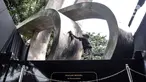 Pekerja membersihkan Monumen Tritura 66 atau juga dikenal dengan Tugu 66 yang akan segera diresmikan di Taman Menteng, Jakarta Pusat, Rabu (21/9/2022). Pemerintah Provinsi DKI Jakarta merelokasi monumen tersebut dari Jalan HR Rasuna Said karena terkena proyek LRT Jabodebek sekaligus memperingati 56 tahun Peristiwa Tritura. (merdeka.com/Iqbal S. Nugroho)
