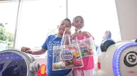 Bagi-bagi THR untuk anak-anak di Serambi MyPertamina. (Foto: Istimewa)