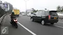 Seorang pengendara motor memasuki jalan tol arah Merak dari persimpangan Taman Anggrek, Jakarta (4/2). Minimnya rambu-rambu lalulintas jalan menuju tol Merak membuat pengendara motor tidak mengetahuinya. (Liputan6.com/Helmi Afandi)