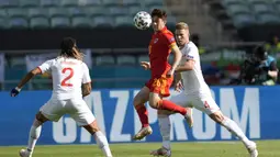 Tampil saling serang di awal laga, Wales memperoleh peluang pertama lewat akselerasi Daniel James yang melepaskan umpan kepada gelandang Kieffer Moore pada menit ke-15. Tandukannya masih dapat ditepis kiper Swiss, Yann Sommer. (Foto: AP/Darko Vojinovic/Pool)