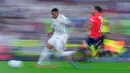 Pemain Real Madrid, Kylian Mbappe, menggiring bola saat melawan Osasuna pada laga pekan perdana La Liga di Stadion di Santiago Bernabeu, Rabu (20/8/2025) dini hari WIB. (AP Photo/Manu Fernandez)